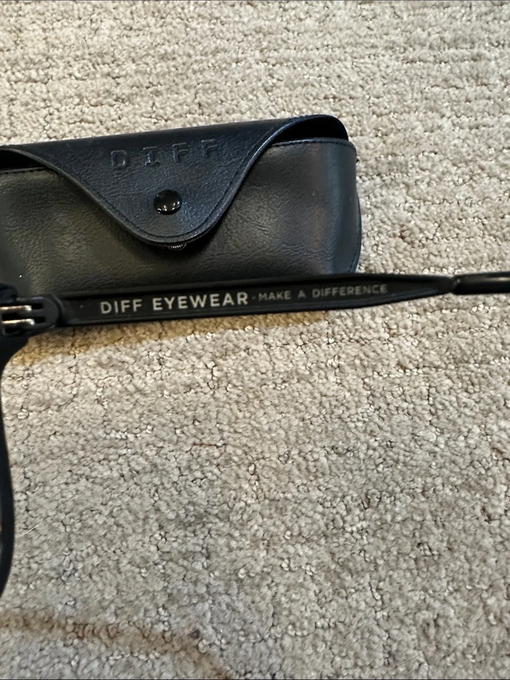Diff Bella polarized Black Sunglasses with Case